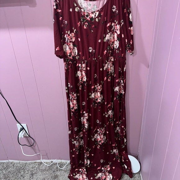 Chic Floral Maxi Dress in Burgundy and Pink - Picture 2 of 4